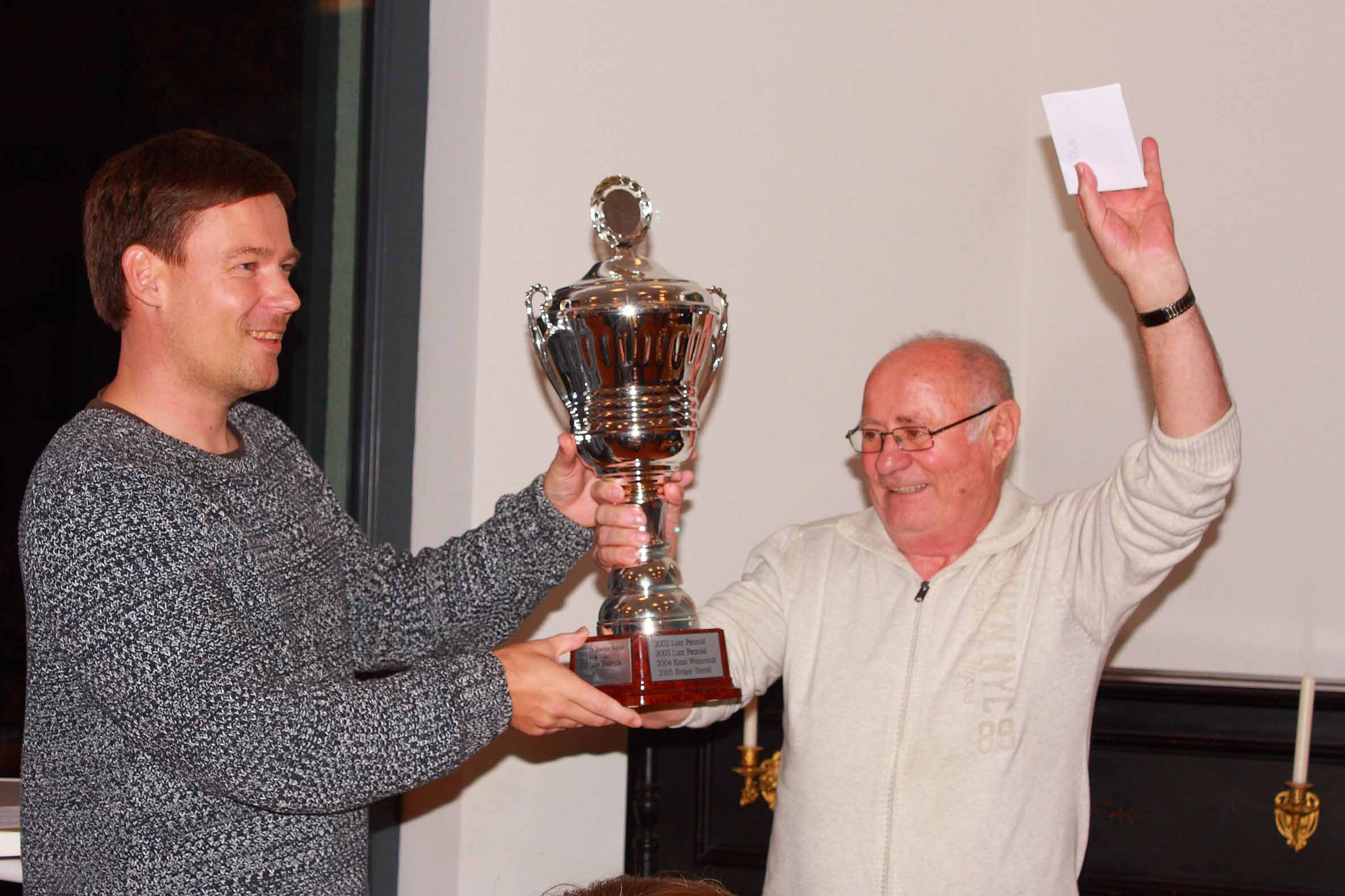 Der Turnierleiter Nando Seitz überreicht den Wanderpokal an den Kreismeister 2015 Slavko Krneta