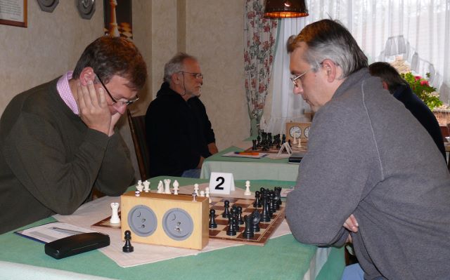 vorne Brett 2: Hans Ulrich Schatz - Bekim Morina ( 0,5 - 0,5) hinten: Brett 3: Rüdiger Hengst - Herbert Fürderer (1 - 0) 