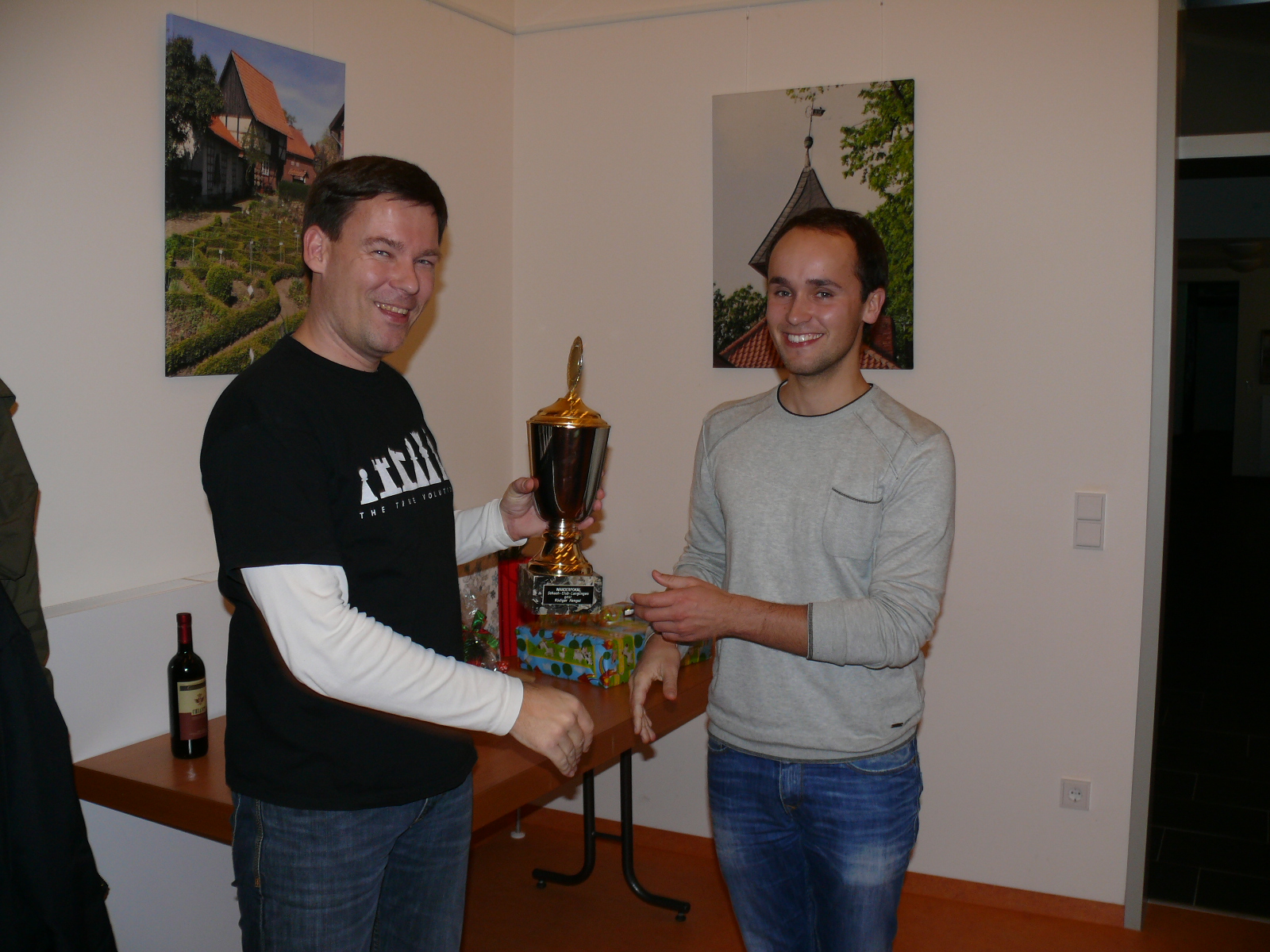 Übergabe des Wanderpokals an den Sieger Timo Heitmann