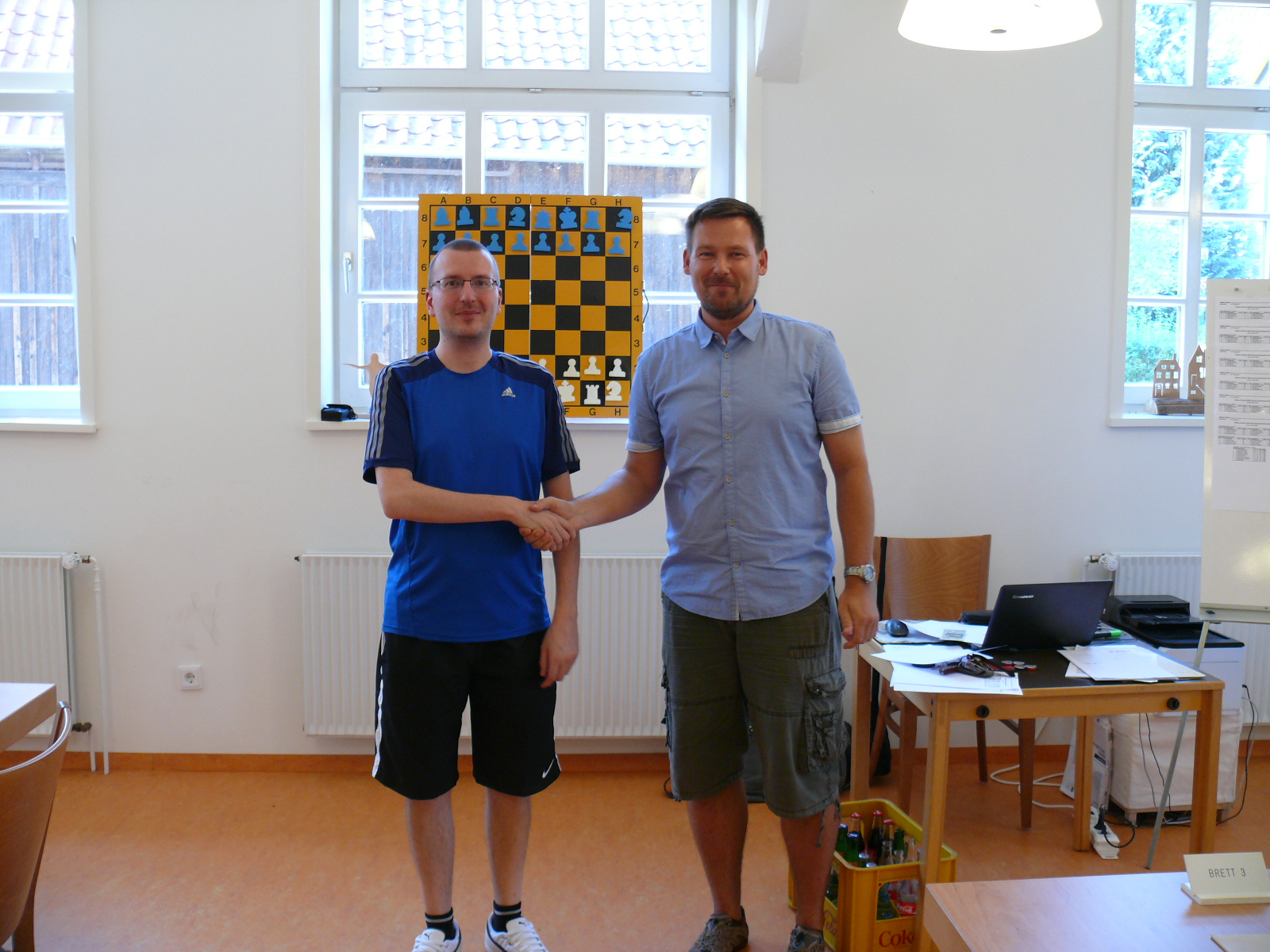 Siegerehrung: Kreismeister 2016 Christian Kubitza und Organisator Nando Seitz schütteln sich die Hände